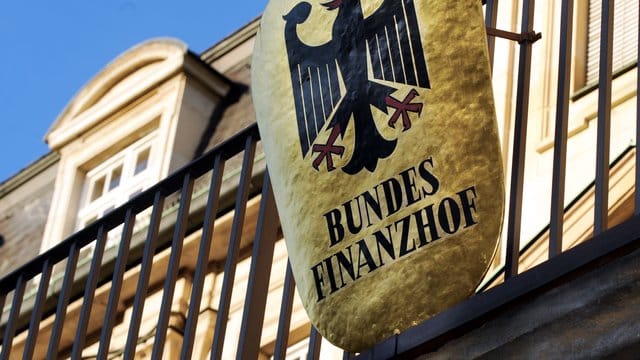 Das Finanzgericht Hessen sprach der Mutter das Kindergeld zu, da sich der studierende Sohn jedes zweite Wochenende und in den Semesterferien bei ihr aufhält. Das Finanzgericht Hessen sprach der Mutter das Kindergeld zu, da sich der studierende Sohn jedes zweite Wochenende und in den Semesterferien bei ihr aufhält.