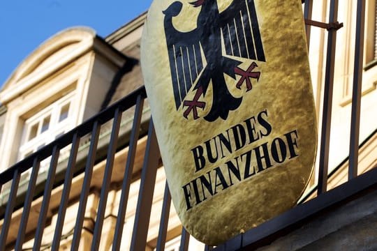 Das Finanzgericht Hessen sprach der Mutter das Kindergeld zu, da sich der studierende Sohn jedes zweite Wochenende und in den Semesterferien bei ihr aufhält. Das Finanzgericht Hessen sprach der Mutter das Kindergeld zu, da sich der studierende Sohn jedes zweite Wochenende und in den Semesterferien bei ihr aufhält.