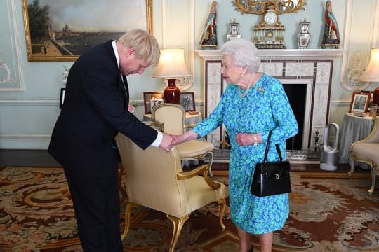 Tiefe Verbeugung: Königin Elizabeth II.