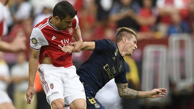 Real-Spieler Toni Kroos (r) wird von Arsenals Sokratis gefoult.