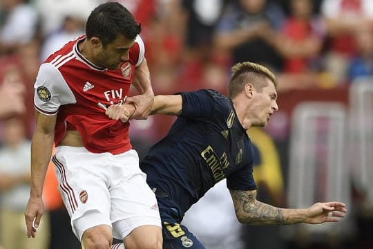 Real-Spieler Toni Kroos (r) wird von Arsenals Sokratis gefoult.