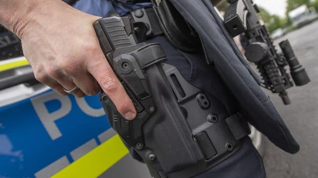 Ein Polizist bei einer Vorführung des Notinterventionsteams. Ein Polizist bei einer Vorführung des Notinterventionsteams.