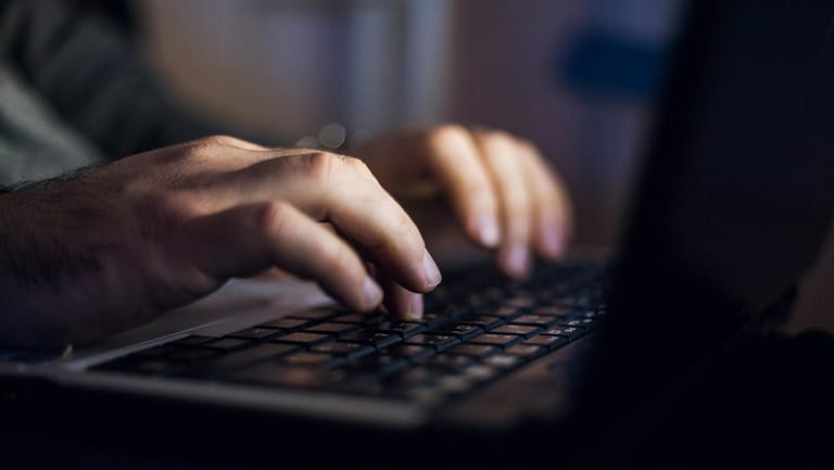 Ein Mann an einem Rechner: Hacker haben mehrere deutsche Firmen angegriffen (Symbolbild).