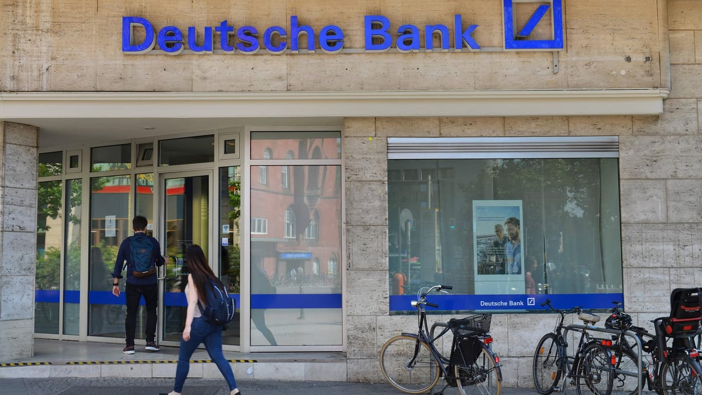 Deutsche Bank Filiale: Das Geldinstitut überrascht mit höherem Verlust als erwartet.