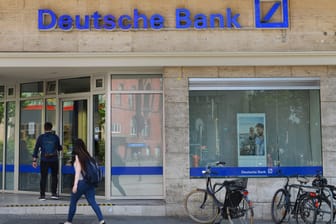 Deutsche Bank Filiale: Das Geldinstitut überrascht mit höherem Verlust als erwartet.