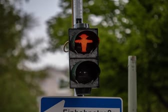 Eine rote Ampel: Zwei Fußgänger wurden am Dienstagabend angefahren, weil sie über eine rote Ampel liefen.