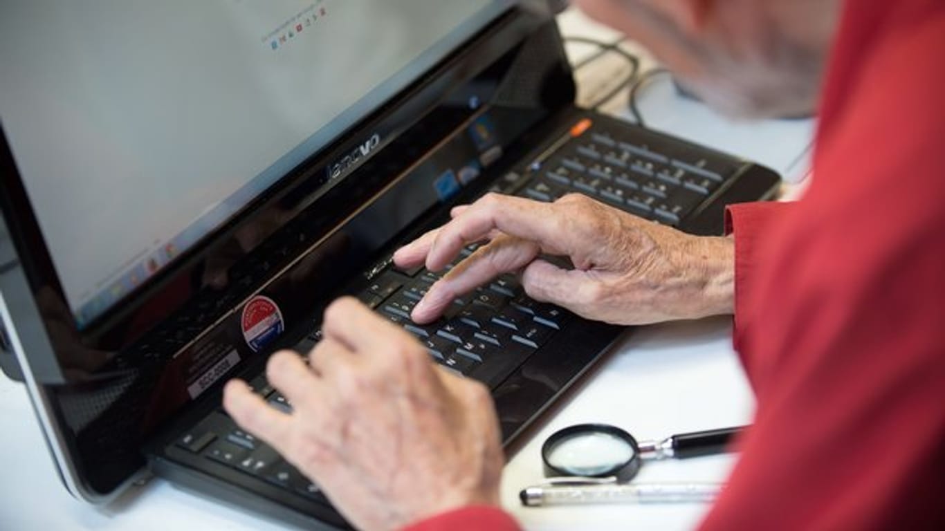 Ein Mitglied des Senioren Computer Clubs SCC surft im Netz.