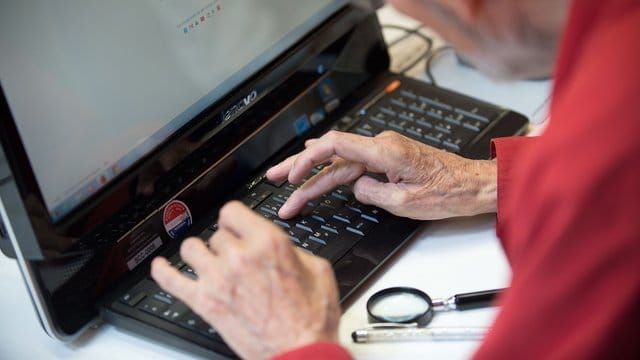 Ein Mitglied des Senioren Computer Clubs SCC surft im Netz. Ein Mitglied des Senioren Computer Clubs SCC surft im Netz.