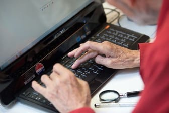 Ein Mitglied des Senioren Computer Clubs SCC surft im Netz.