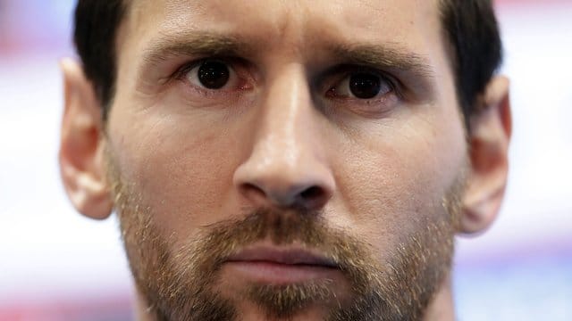 Wurde für das erste Spiel der WM-Qualifikation gesperrt: Lionel Messi, Kapitän der argentinischen Nationalmannschaft. Wurde für das erste Spiel der WM-Qualifikation gesperrt: Lionel Messi, Kapitän der argentinischen Nationalmannschaft.