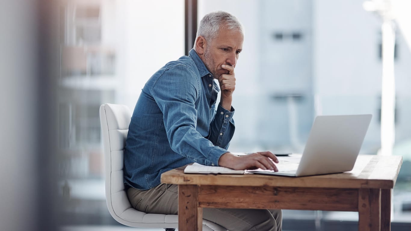 Ein älterer Mann arbeitet am Laptop: Ein sicherer Umgang mit dem Internet kann älteren Menschen ermöglichen, länger selbstständig zu leben.