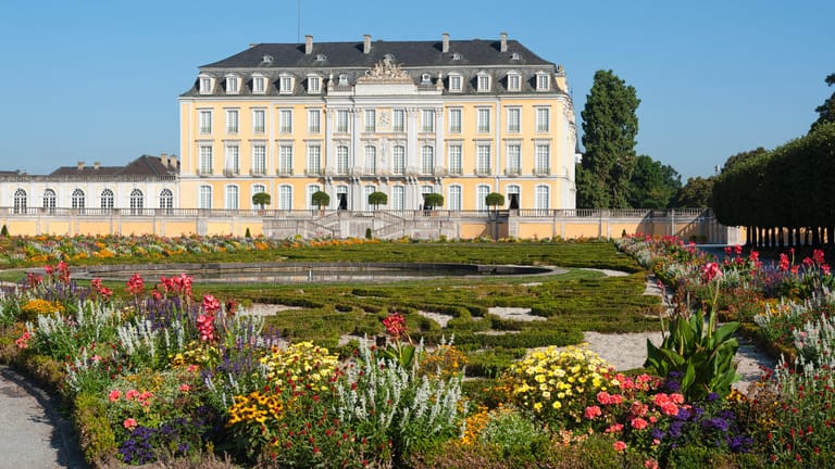 Zurück in die Vergangenheit: Der Schlosspark in Brühl ist nicht nur Welterbe sondern auch eine Anlaufstelle für viele Touristen in Nordrhein-Westfalen.