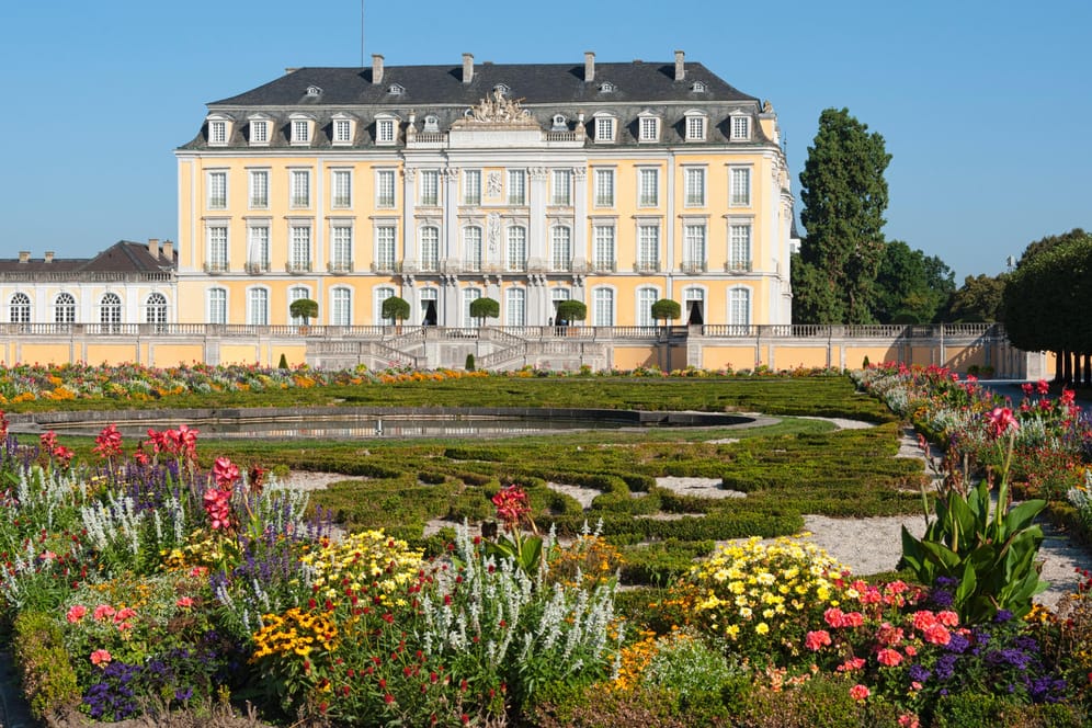 Zurück in die Vergangenheit: Der Schlosspark in Brühl ist nicht nur Welterbe sondern auch eine Anlaufstelle für viele Touristen in Nordrhein-Westfalen.