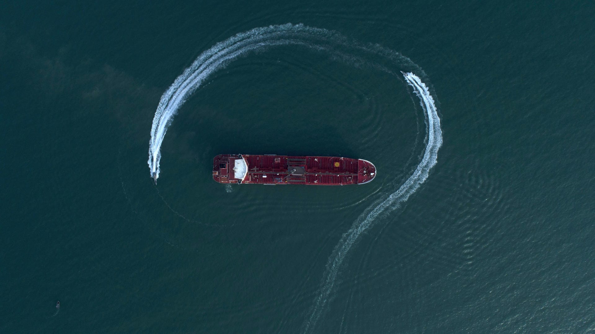 Ein Schnellboot der iranischen Revolutionsgarden umkreist die "Stena Impero": Großbritannien hat in der Sache eine europäische Seeschutzmission angeregt.