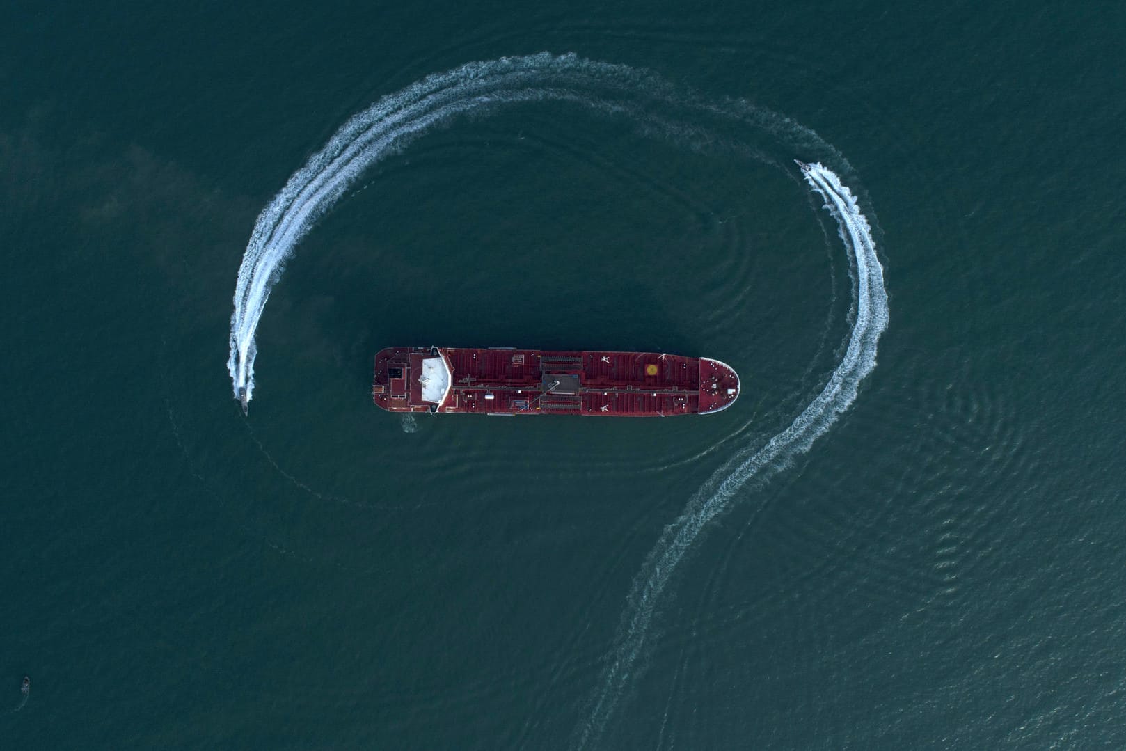 Ein Schnellboot der iranischen Revolutionsgarden umkreist die "Stena Impero": Großbritannien hat in der Sache eine europäische Seeschutzmission angeregt.