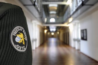 JVA in Bayern: In einem Gefängnis haben Gefangene randaliert. (Symbolbild)