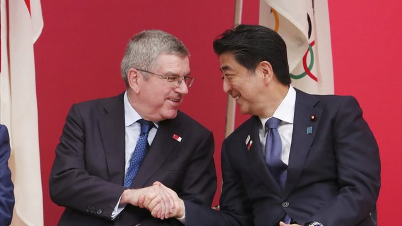 IOC-Präsident Thomas Bach und Japans Ministerpräsident Shinzo Abe bei der "One Year to Go Olympic Ceremony".