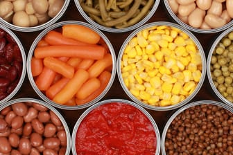 Diverse Gemüse in Dosen: Dosengemüse werden Stabilisatoren, Gewürze und oft auch Zucker zugefügt.