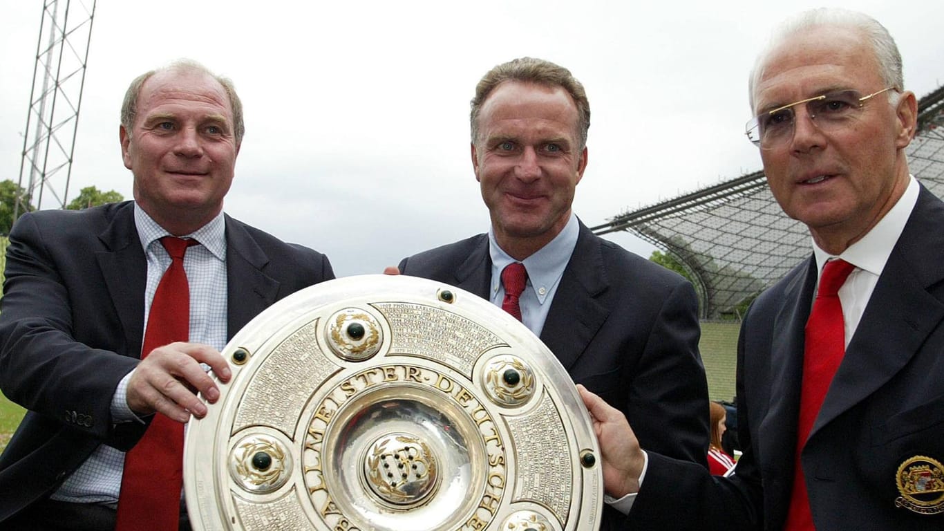 Die Bayern-Führung im Jahr 2003: Der damalige Manager Uli Hoeneß (l.), Vorstandsvorsitzender Karl-Heinz Rummenigge (M.) sowie Präsident Franz Beckenbauer.