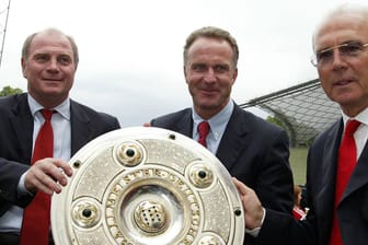 Die Bayern-Führung im Jahr 2003: Der damalige Manager Uli Hoeneß (l.), Vorstandsvorsitzender Karl-Heinz Rummenigge (M.) sowie Präsident Franz Beckenbauer.