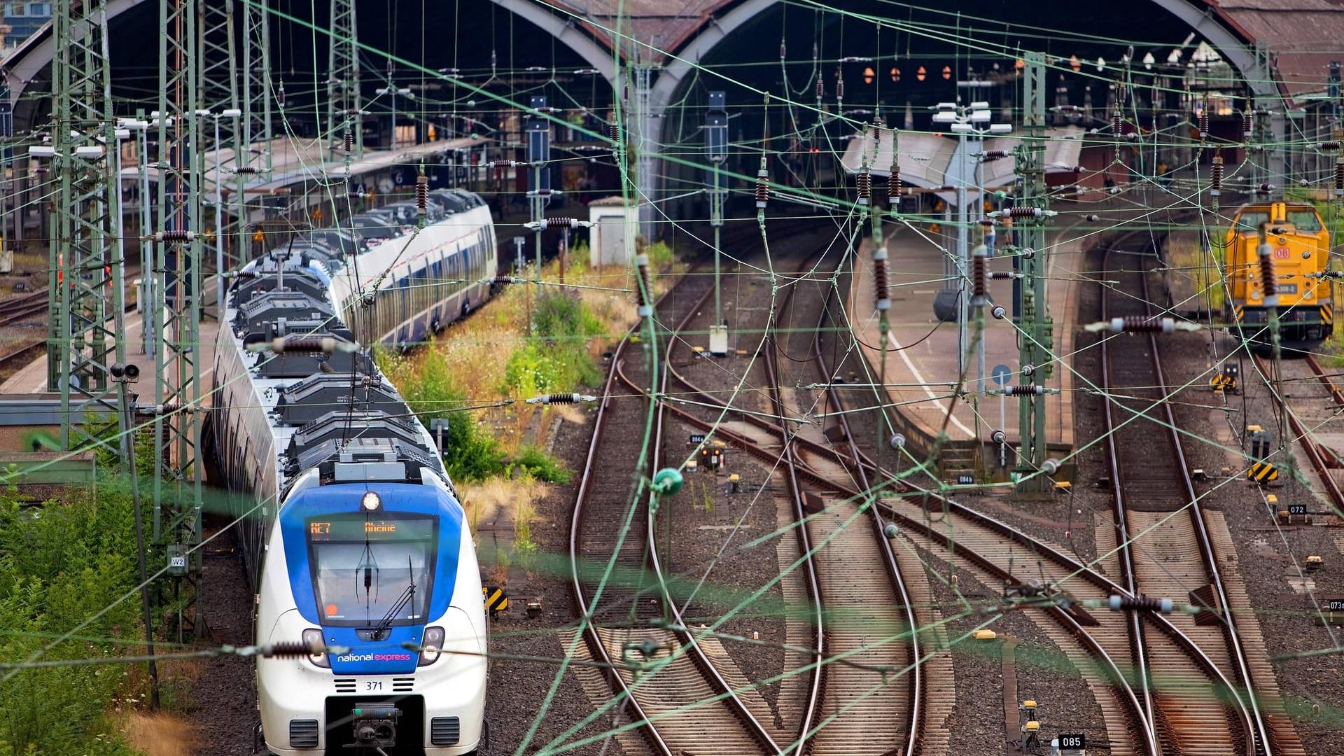 Ein Regionalverkehrszug fährt aus dem Hauptbahnhof Hagen heraus: Dort hat am Mittwoch eine Lok der Deutschen Bahn gequalmt.