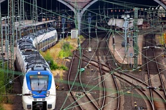 Ein Regionalverkehrszug fährt aus dem Hauptbahnhof Hagen heraus: Dort hat am Mittwoch eine Lok der Deutschen Bahn gequalmt.