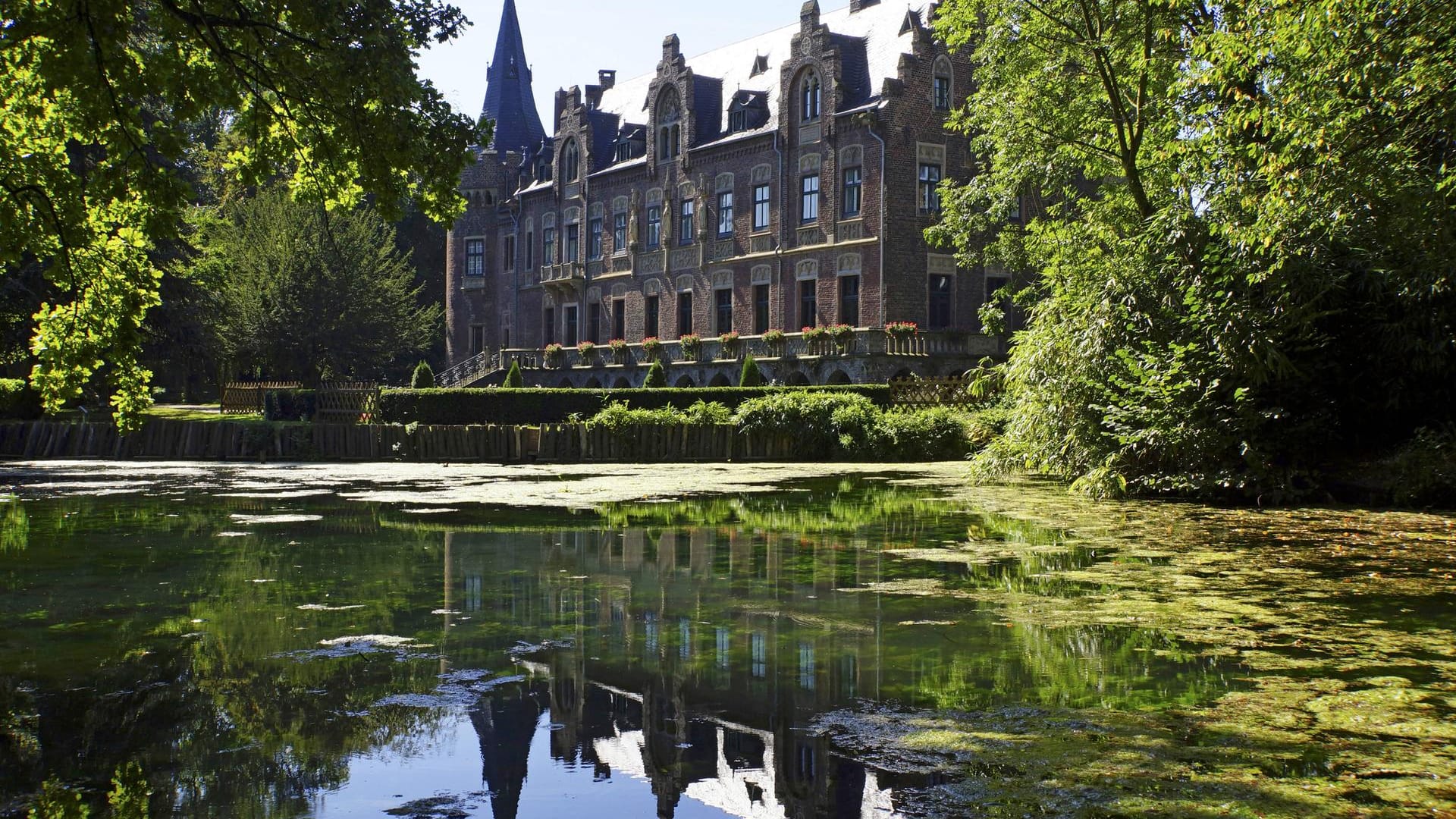 Für Kulturliebhaber: Das Schloss Paffendorf lädt mit seiner Wasserburg und Brasserie zum Verweilen ein.