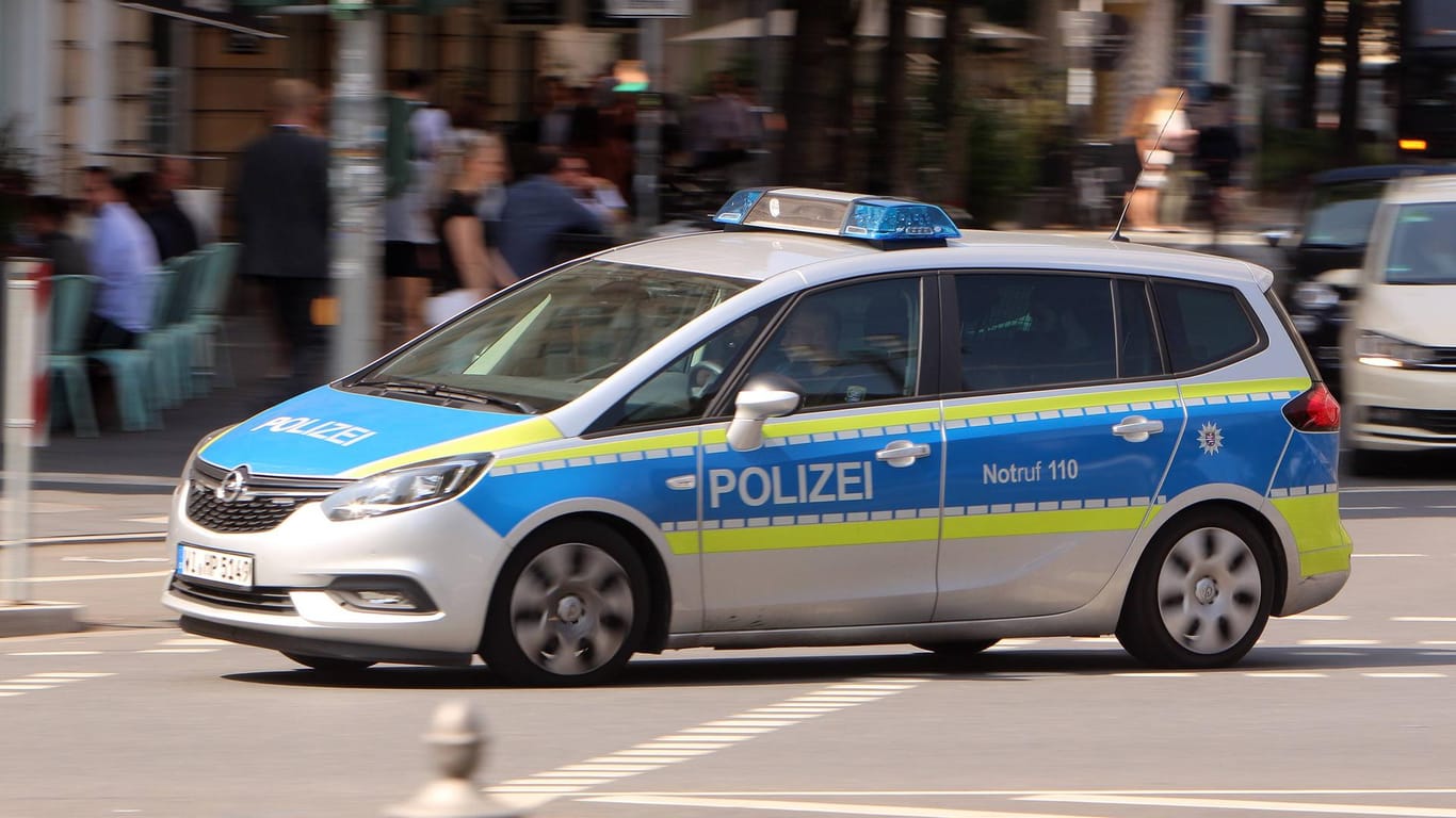 Polizei in Hessen: Eine Autofahrerin hat zwei Personen angefahren. (Symbolbild)