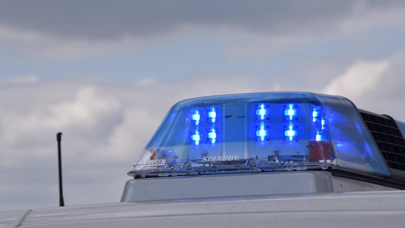 Blaulicht an einem Polizeiwagen: Die Polizei hat den mutmaßlichen Täter einer Messerstecherei gefasst.