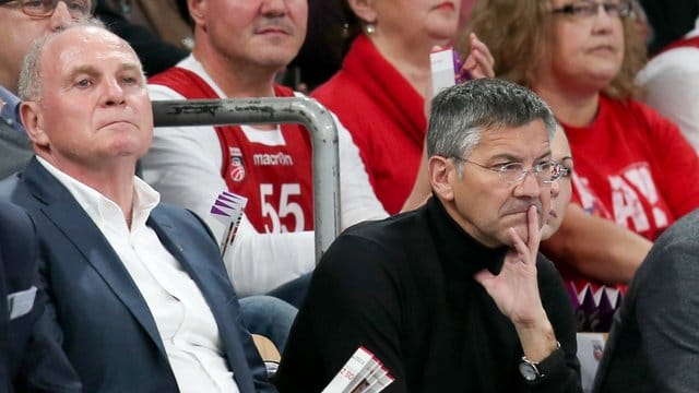 Ein Macher der polarisiert: Uli Hoeneß (l) und der Herbert Hainer von adidas beim Basketball.