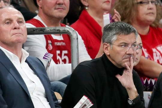 Ein Macher der polarisiert: Uli Hoeneß (l) und der Herbert Hainer von adidas beim Basketball.