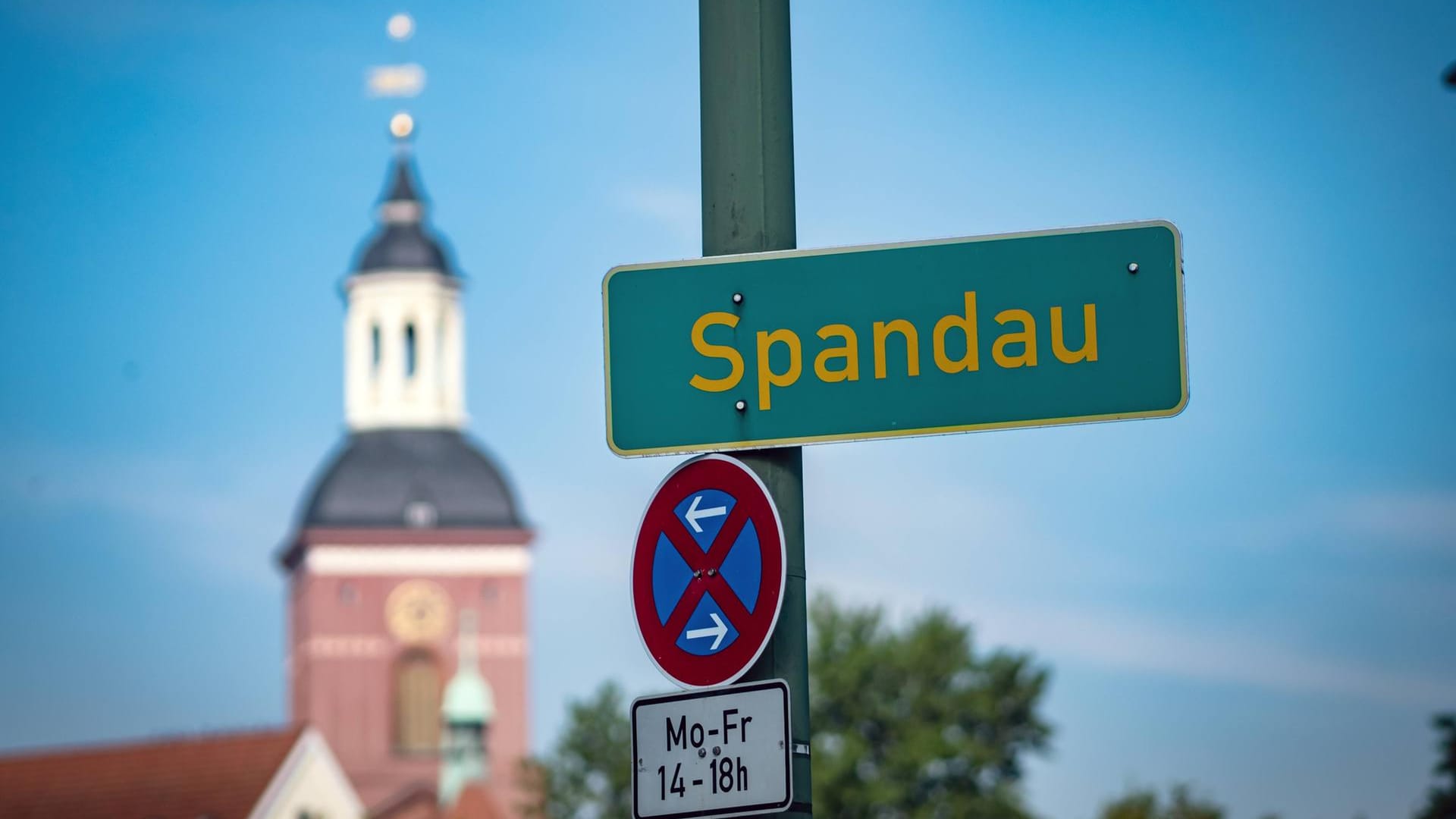 Ortsschild in Berlin-Spandau: Ein Türke ist auf offener Straße attackiert worden. (Archivbild)