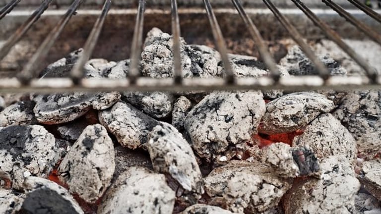 Grill in Nahaufnahme: Grillkohle glüht häufig mehrere Tage lang – solange besteht auch Brandgefahr.