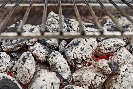 Grill in Nahaufnahme: Grillkohle glüht häufig mehrere Tage lang – solange besteht auch Brandgefahr.