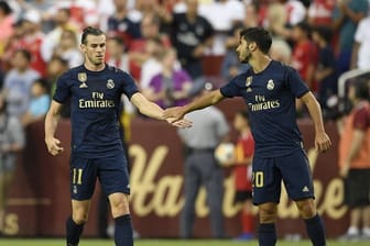 Hat sich beim Spiel gegen den FC Arsenal vermutlich einen Kreuzbandriss zugezogen: Marco Asensio (r) von Real Madrid feiert mit Gareth Bale einen Treffer.