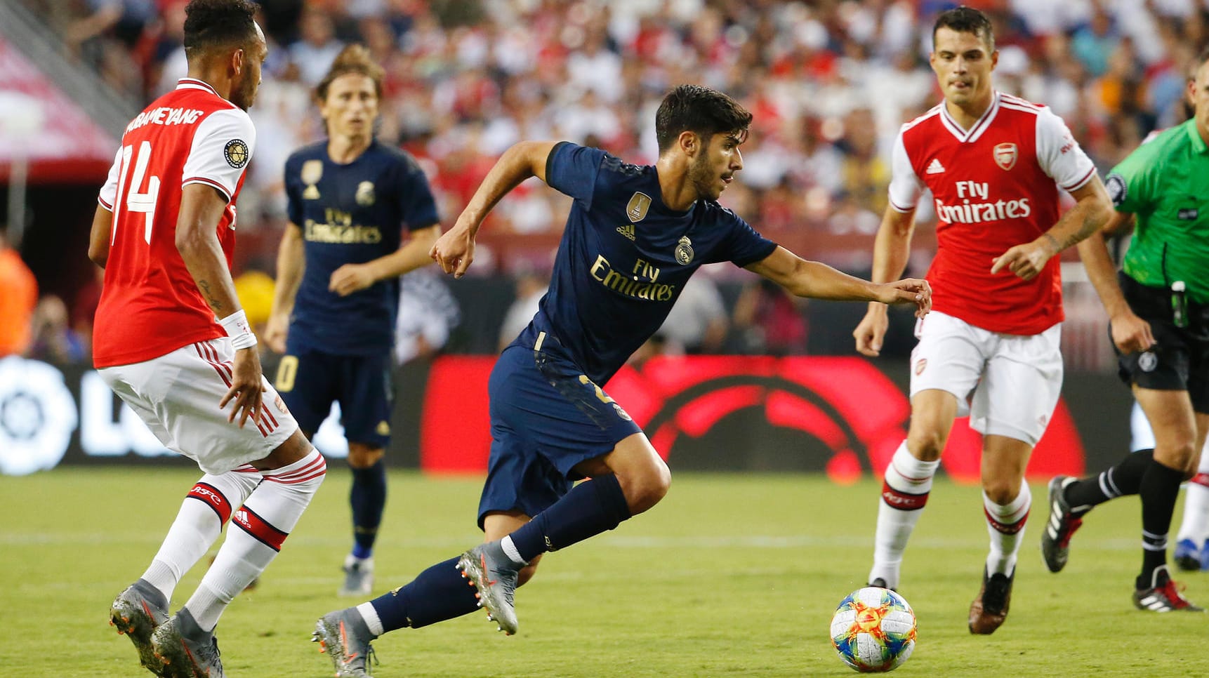 Real-Star Marco Asensio (am Ball) fällt mindestens ein halbes Jahr aus. Real-Star Marco Asensio (am Ball) fällt mindestens ein halbes Jahr aus.
