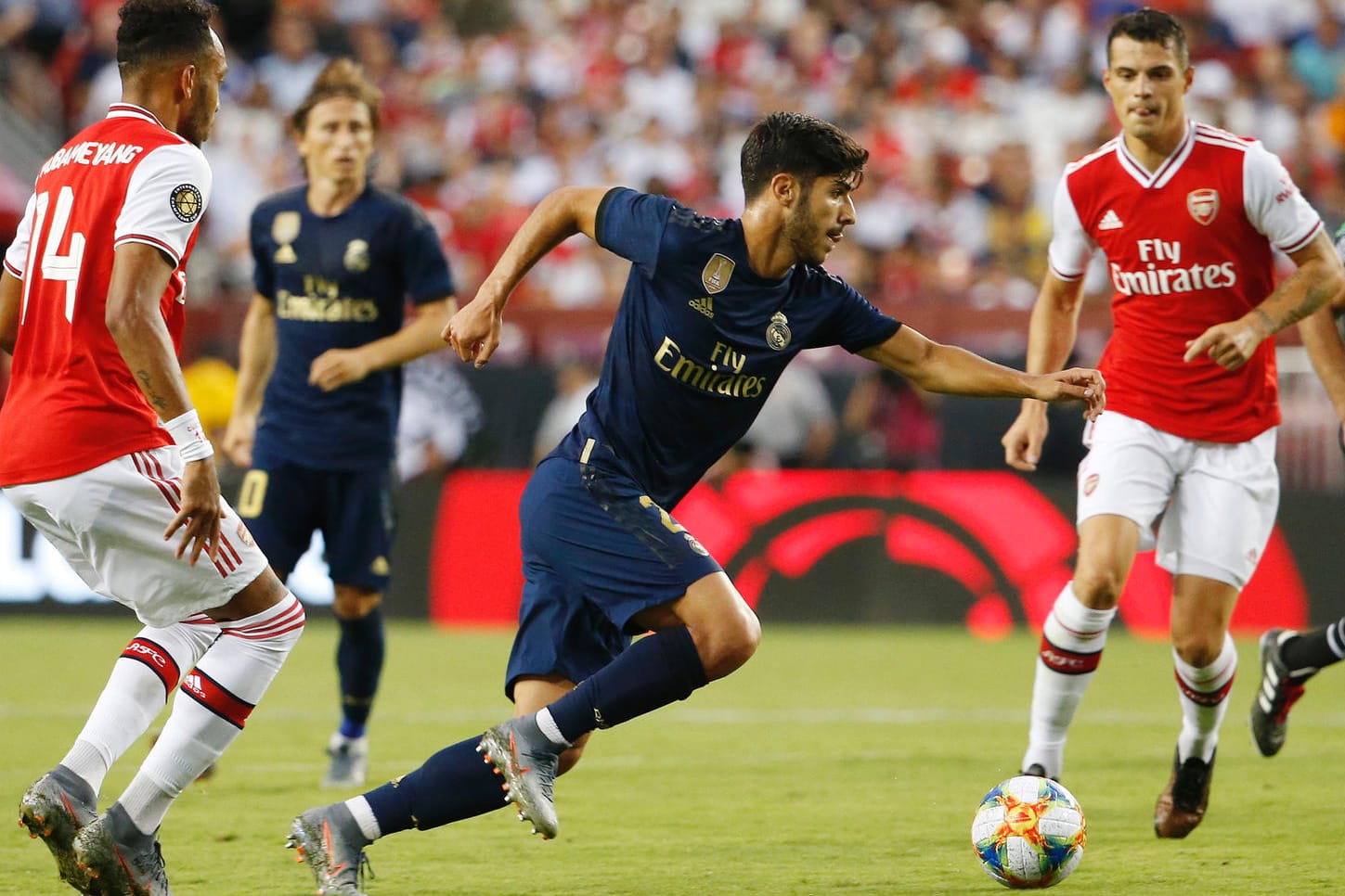 Real-Star Marco Asensio (am Ball) fällt mindestens ein halbes Jahr aus.