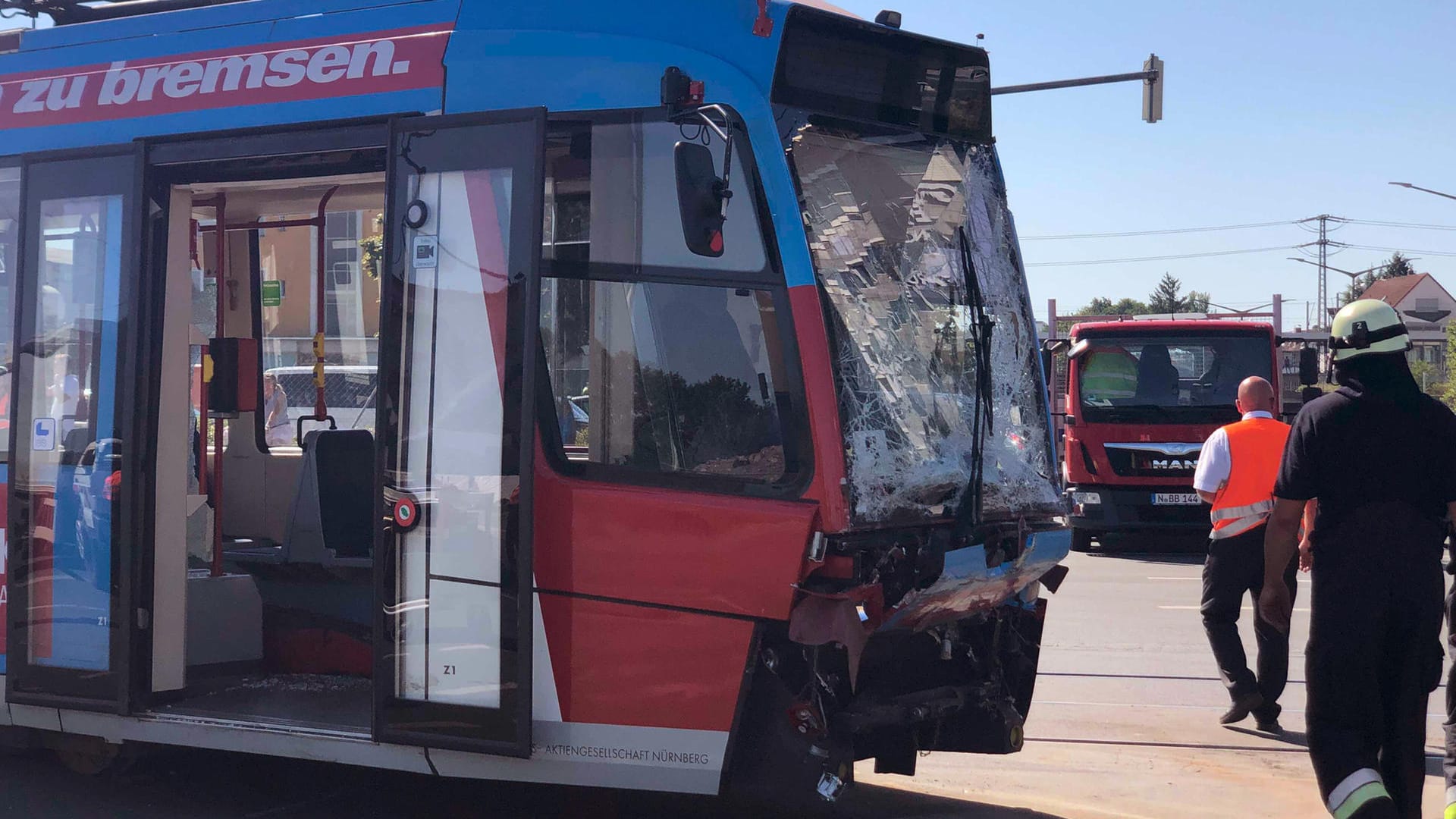 Die beschädigte Tram: In Nürnberg kam es zu einem Unfall im Osten der Stadt.