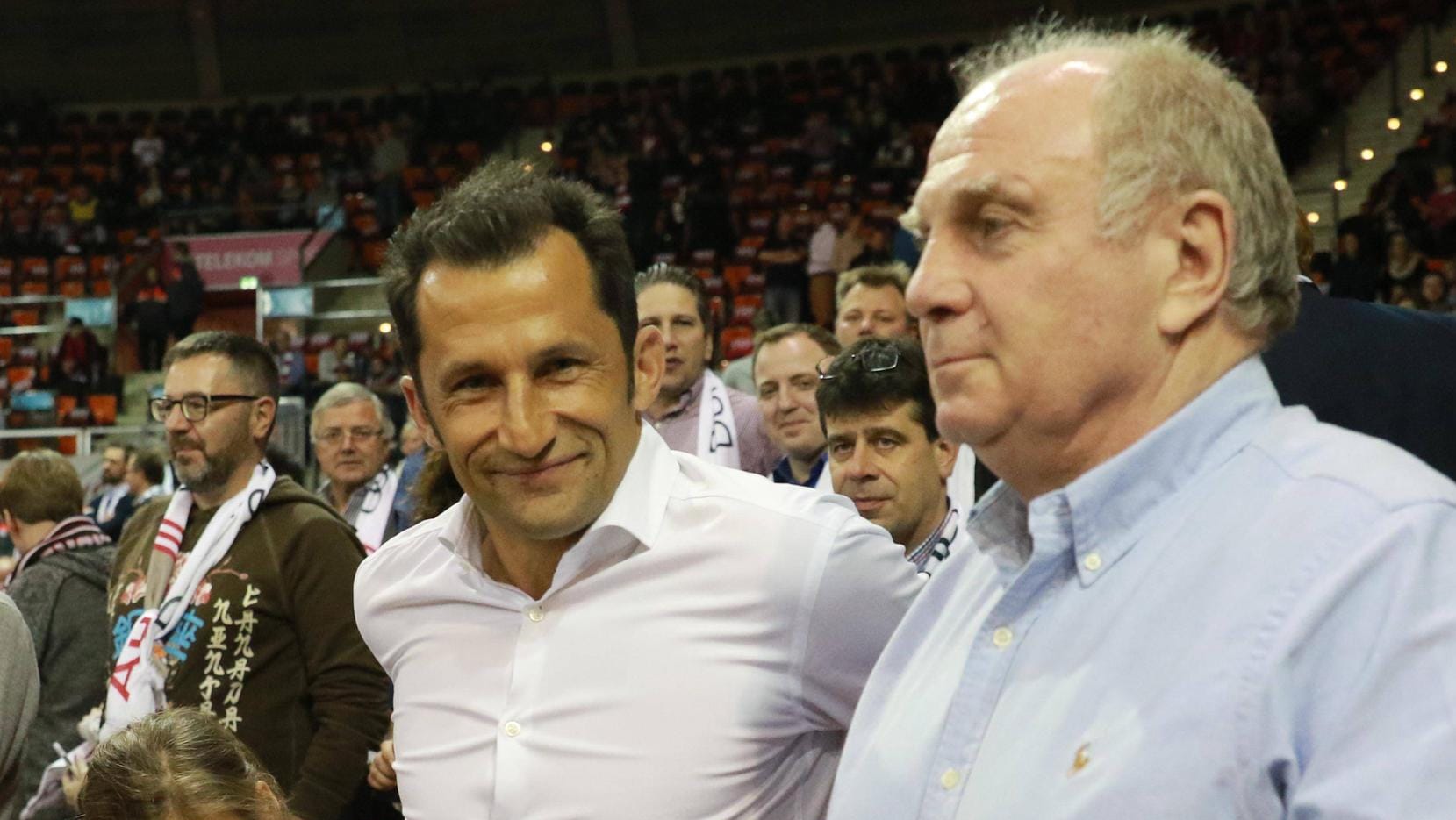 Hasan Salihamidzic (l.) und Präsident Uli Hoeneß im August 2018 bei einem Heimspiel der Münchner Basketballer.