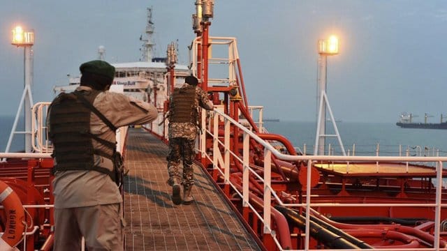 Zwei bewaffnete Soldaten der iranischen Revolutionsgarde entern den Öltanker "Stena Impero". Zwei bewaffnete Soldaten der iranischen Revolutionsgarde entern den Öltanker "Stena Impero".