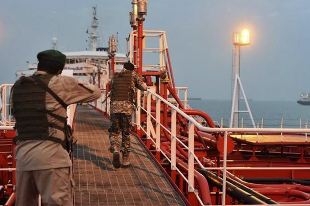 Zwei bewaffnete Soldaten der iranischen Revolutionsgarde entern den Öltanker "Stena Impero".