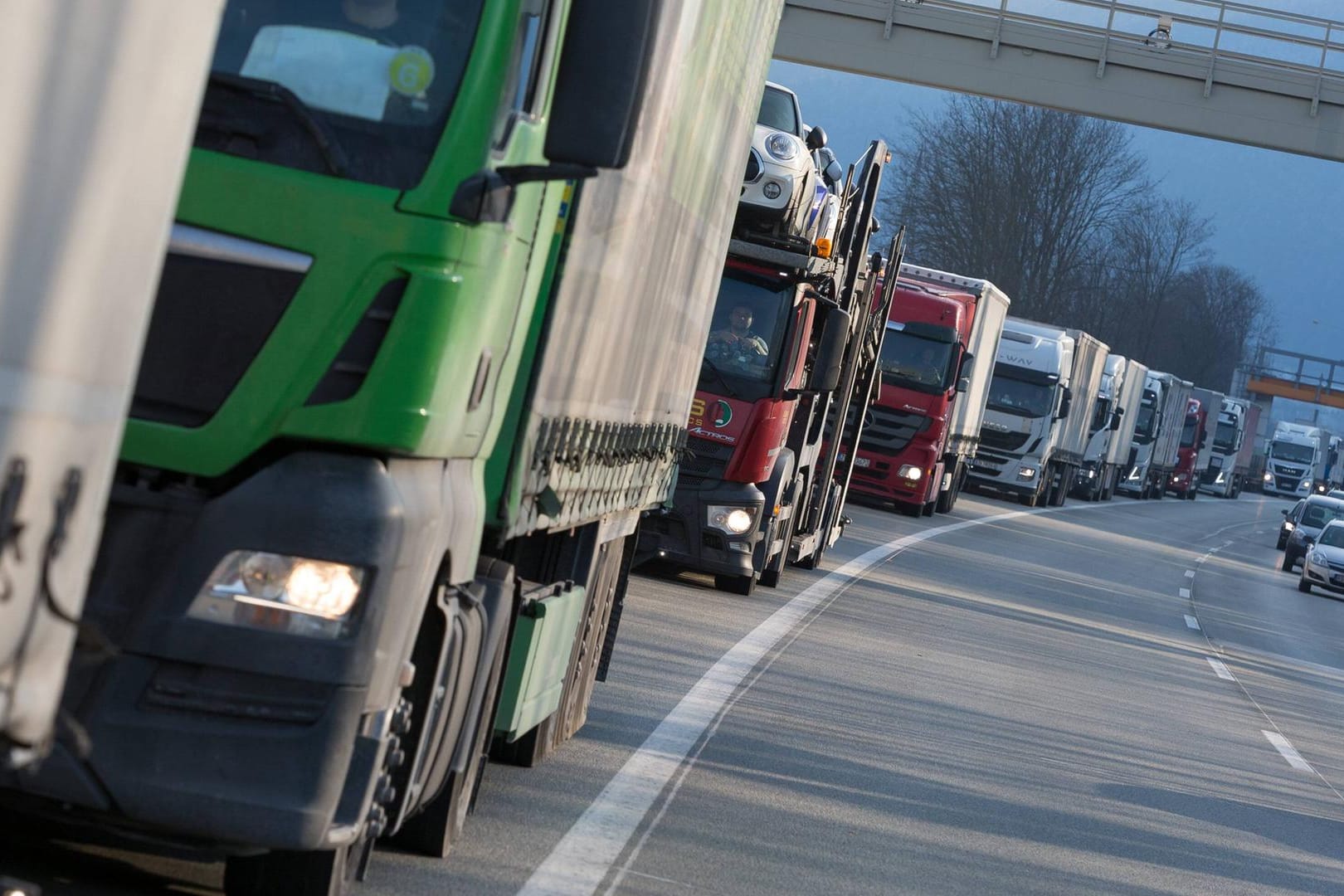 Stau auf der Brennerautobahn: Tirol hat den Verkehr dort eingeschränkt – sehr zum Ärger der europäischen Industrie.