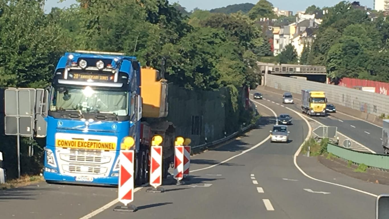 Ein LKW steht auf einer Autobahnausfahrt: Da der Transporter keine Genehmigung hat, muss der LKW-Fahrer in seinem Fahrzeug ausharren.