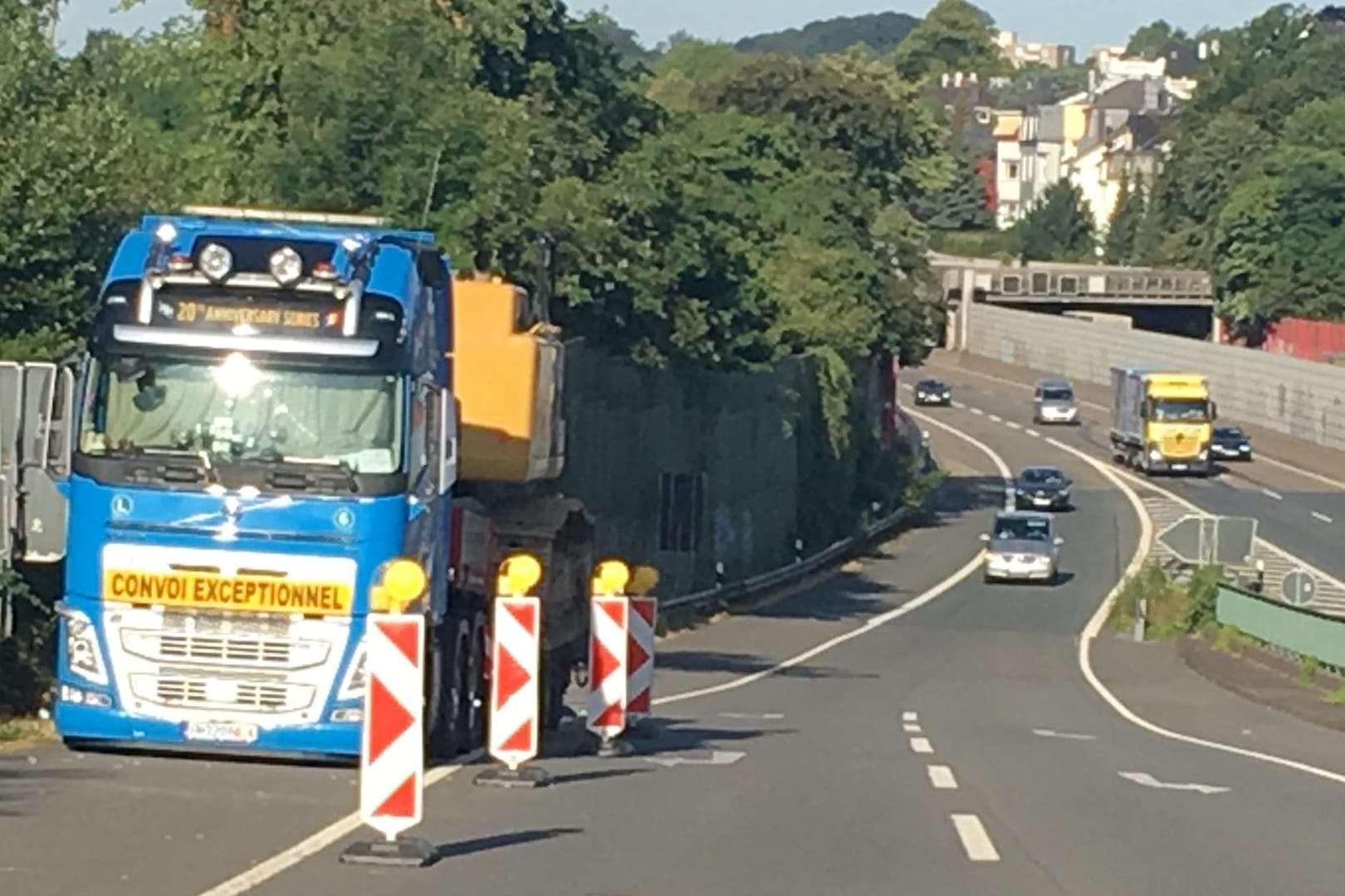 Ein LKW steht auf einer Autobahnausfahrt: Da der Transporter keine Genehmigung hat, muss der LKW-Fahrer in seinem Fahrzeug ausharren.