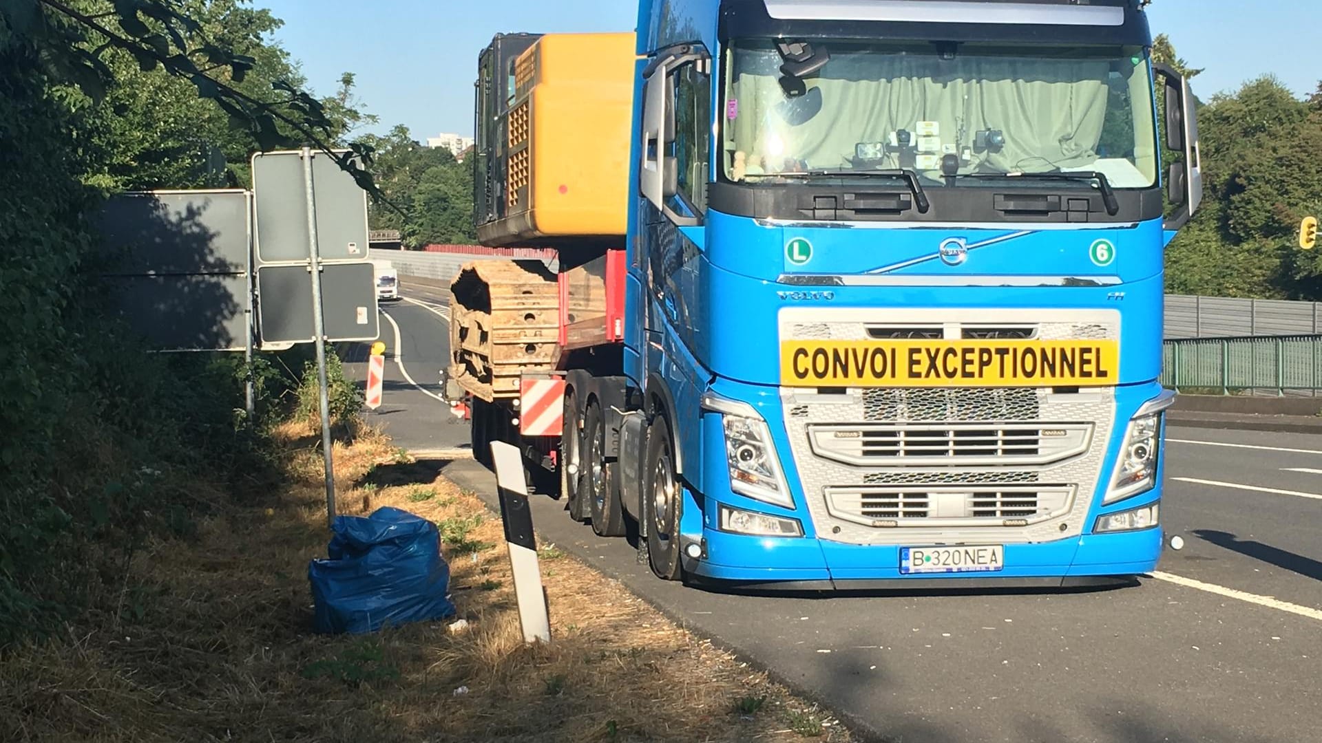 Um die Temperaturen im inneren der Kabine erträglich zu machen, hat der Fahrer die Klimaanlage laufen und Vorhänge gegen die Sonne aufgehängt.