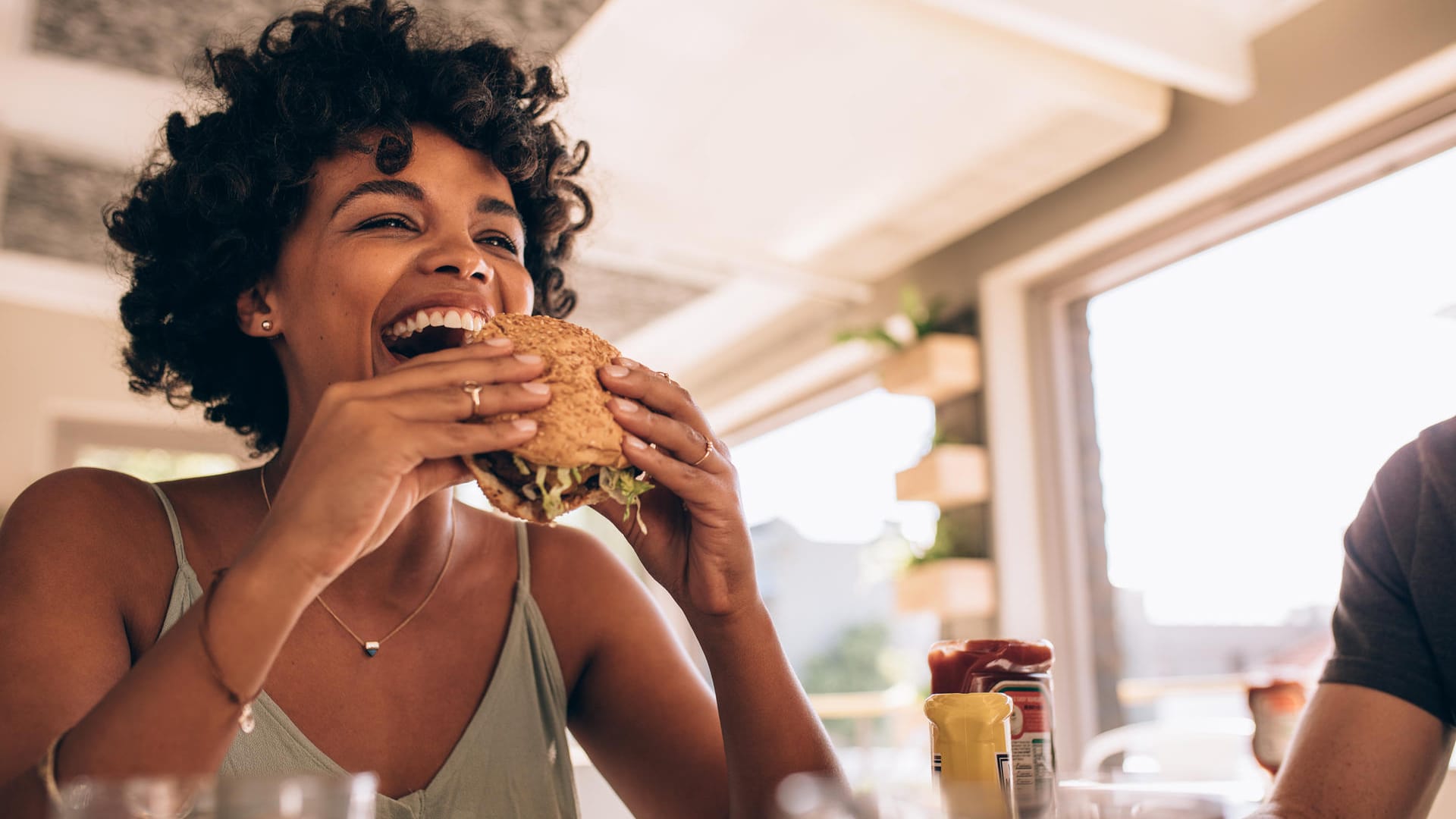 Eine Frau isst einen Burger: Kulinarisch kommt in Hagen fast jeder auf seine Kosten.