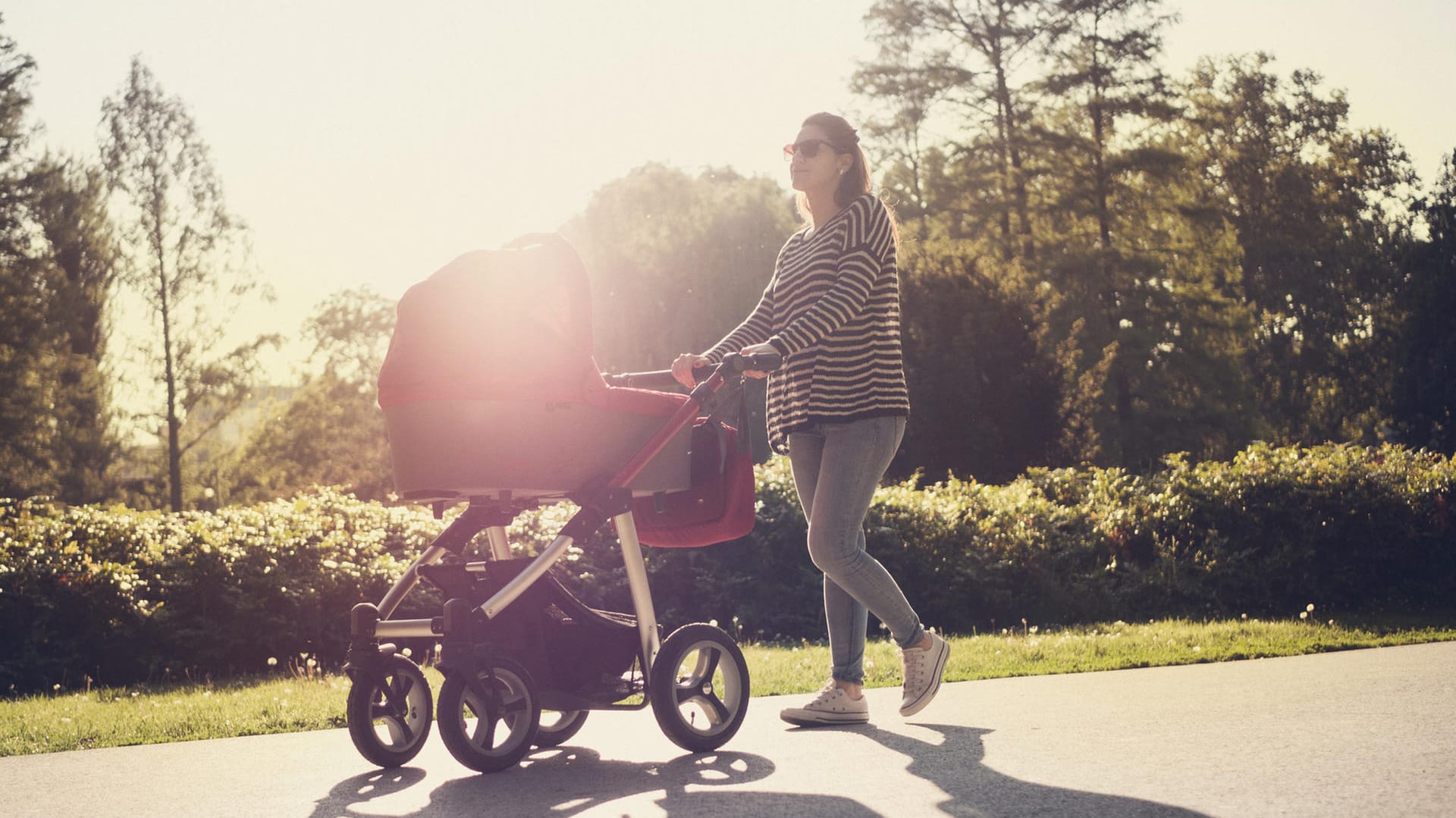 Eine Mutter schiebt einen Kinderwagen: Die Stiftung Warentest hat zusammen mit Experten einige Modelle genauer unter die Lupe genommen.