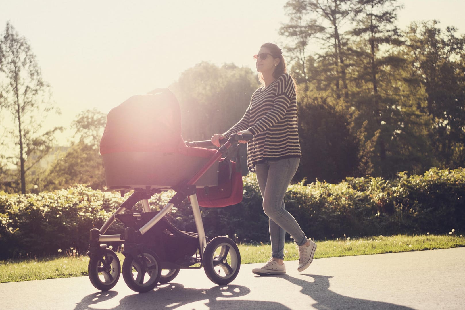 Eine Mutter schiebt einen Kinderwagen: Die Stiftung Warentest hat zusammen mit Experten einige Modelle genauer unter die Lupe genommen.