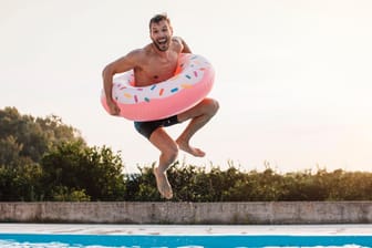 Sprung in den Pool: Ein freier Tag mitten in der Woche kann Vorteile haben. (Symbolbild)