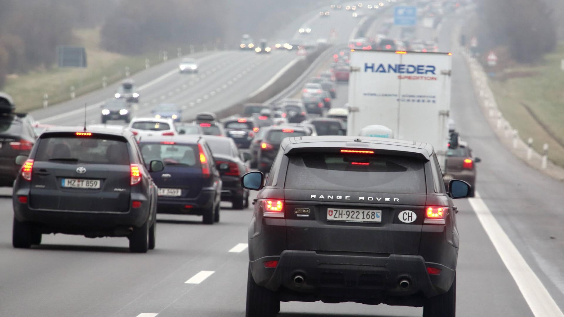Die A9 in Bayern: Ein junger Mann ist bei einem Unfall gestorben. (Archivbild)